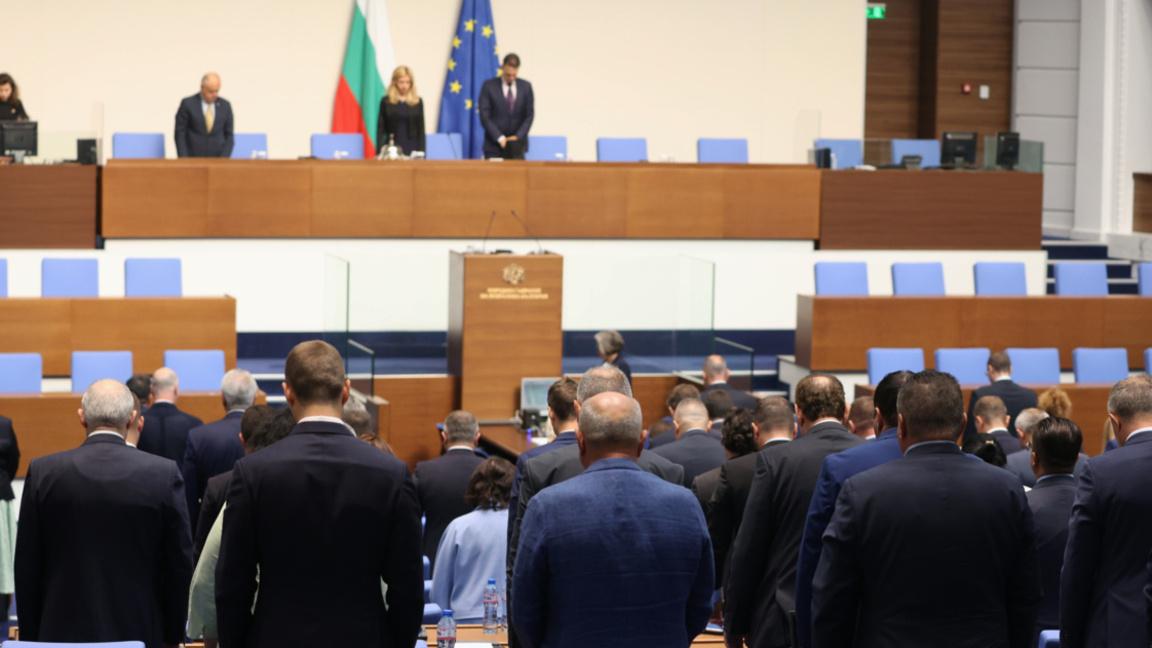 Parliament observes a minute of silence for victims of the Yambol road crash