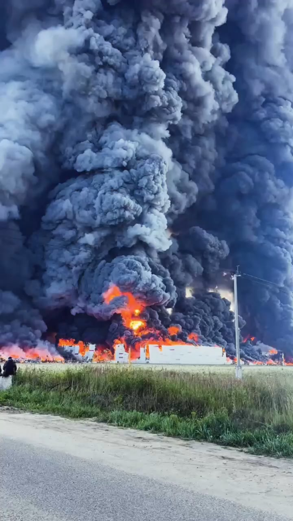 Ein weiteres Video vom Brand im Wildberries-Lager in Elektrostal, Region Moskau. Nach dem nächtlichen Drohnenangriff auf Russland steht das gesamte Gelände in Flammen. 18. Juli 2026