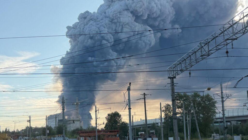 Brände sind nach Drohnenangriffen im Gebiet St. Petersburg ausgebrochen. Man sieht eine riesige Rauchwolke.