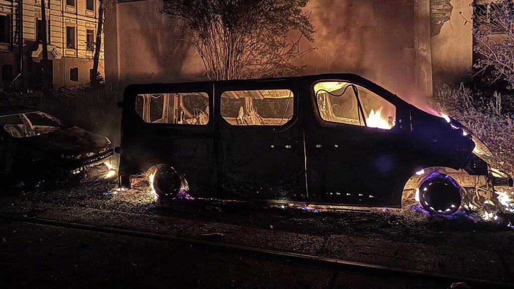 Ausgebrannte Autowracks nach einem russischen Raketenangriff auf die ukrainische Hauptstadt Kiew